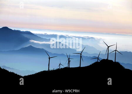 Windenergie Stromerzeuger auf einem Berg in Tongshan county gesehen werden, Xianing Stadt, zentrale China Provinz Hubei, 29. März 2009. Ch Stockfoto