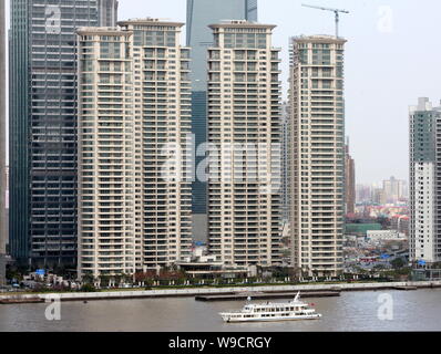 ---- Blick auf den High-End Residential Apartment Gebäude von Tomson Riviera am Ufer des Huangpu Flusses in der Lujiazui Finanzviertel. Stockfoto
