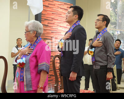 Staatssekretär für Bildung, Leonor Briones, Kabinettsmitglied Karlo Nograles und Bürgermeister Isko Moreno singen die Philippinische Nationalhymne während der 132. Jahrestag. Manila Bürgermeister, Francisco 'Isko Moreno "Domagoso, den 132. Jahrestag und die Enthüllung des Neu nachgerüstet Gebäude der Philippinen "Nationale Bibliothek ziert. Stockfoto