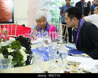 Staatssekretär für Bildung, Leonor Briones und Kabinettsmitglied, Karlo Nograles nehmen an der 132. Jahrestag. Manila Bürgermeister, Francisco 'Isko Moreno "Domagoso, den 132. Jahrestag und die Enthüllung des Neu nachgerüstet Gebäude der Philippinen "Nationale Bibliothek ziert. Stockfoto