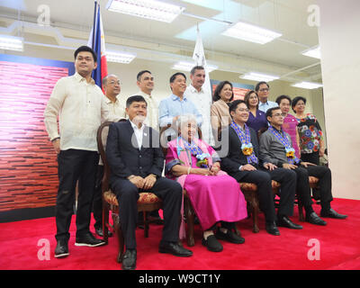 Manila Bürgermeister Isko Moreno, Kabinettssekretär Karlo Nograles, Sekretär für Bildung Leonor Briones mit den Direktoren der verschiedenen Zweige der Behörden nehmen an der 132. Jahrestag. Manila Bürgermeister, Francisco 'Isko Moreno "Domagoso, den 132. Jahrestag und die Enthüllung des Neu nachgerüstet Gebäude der Philippinen "Nationale Bibliothek ziert. Stockfoto