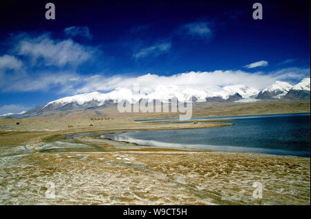 Landschaft der Hochebene und die hohen Berge in Tashkurgan tadschikische Autonome County im Nordwesten von China Autonome Region Xinjiang Uygur, Oktober 2007. Stockfoto