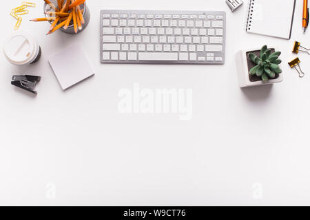 Schreibtisch mit Tastatur und Lieferungen auf weißen Tisch Stockfoto