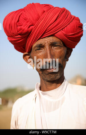 Rabari Kamel herder am Pushkar Camel Fair, Rajasthan. Die Messe ist die größte Camel fair in Indien. Stockfoto