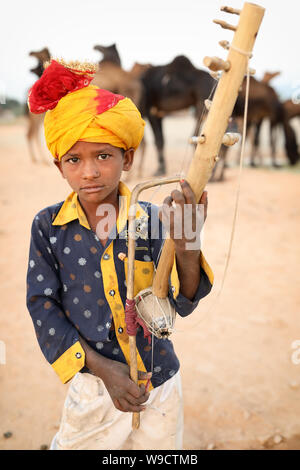Junge Zigeunerin Musiker am Pushkar Camel Fair, Rajasthan. Die Messe ist die größte Camel fair in Indien. Stockfoto