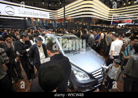 ---- Massen der Besucher bei Mercedes-Benz Cars auf der 13. Internationalen Automobil- Ausstellung in Shanghai, als Auto Shanghai 2009 bekannt, Stockfoto