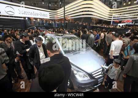 ---- Massen der Besucher bei Mercedes-Benz Cars auf der 13. Internationalen Automobil- Ausstellung in Shanghai, als Auto Shanghai 2009 bekannt, Stockfoto