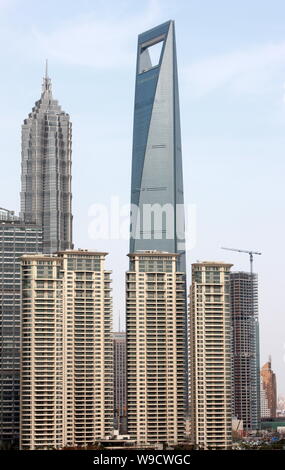 ---- Blick auf den High-End Residential Apartment Gebäude von Tomson Riviera, front, Jinmao Tower, wieder links, und das Shanghai World Financial Center Stockfoto