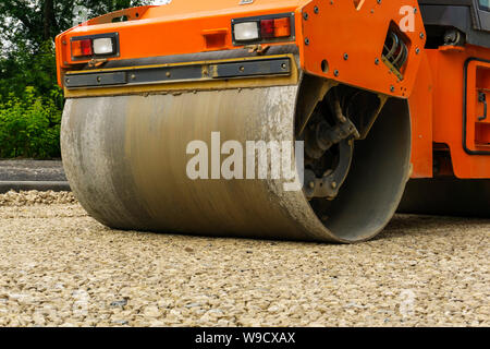 Abdichtung drum Roller-Verdichters, der sandige Boden der Straße komprimiert Stockfoto