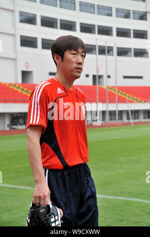 Gao Hongbo, Head Coach der chinesischen nationalen mens Fußballmannschaft, wird während einer Schulung in Jinshan Fußball-Stadion in Shanghai, China, Monda gesehen Stockfoto