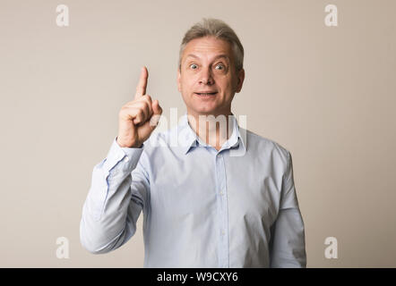 Ältere Menschen, eine Idee zu haben, mit dem Finger auf Holding Stockfoto