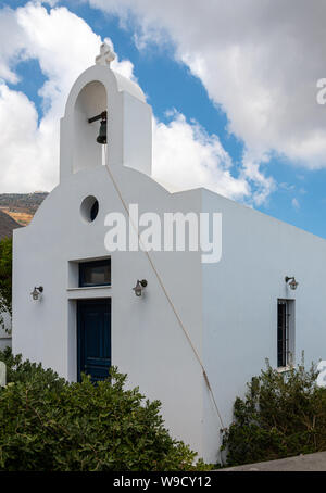 Eine kleine weiße Kapelle mit Glockenturm im Emporio Stockfoto