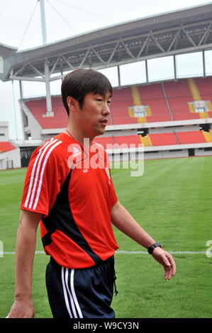 Gao Hongbo, Head Coach der chinesischen nationalen mens Fußballmannschaft, wird während einer Schulung in Jinshan Fußball-Stadion in Shanghai, China, Monda gesehen Stockfoto