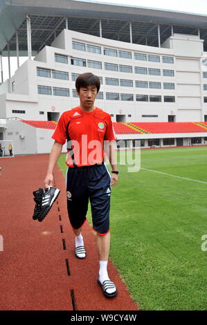 Gao Hongbo, Head Coach der chinesischen nationalen mens Fußballmannschaft, wird während einer Schulung in Jinshan Fußball-Stadion in Shanghai, China, Monda gesehen Stockfoto