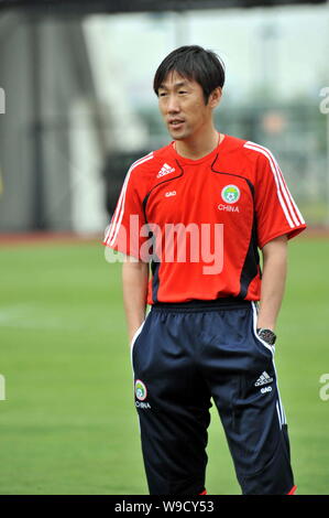 Gao Hongbo, Head Coach der chinesischen nationalen mens Fußballmannschaft, wird während einer Schulung in Jinshan Fußball-Stadion in Shanghai, China, Monda gesehen Stockfoto