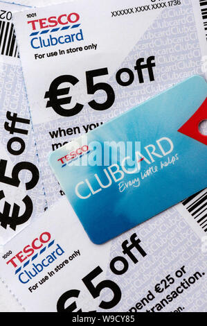 Rabattgutscheine und Treueclubcard von Tesco Ireland als Smart Treueprogramm-Shopping-Erlebnis-Konzept Stockfoto