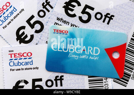 Tesco Ireland 5 Euro Rabatt-Gutscheine und Treue-Clubcard oder Club-Karte. Intelligente Einkaufserfahrung mit Treueprogramm. Stockfoto