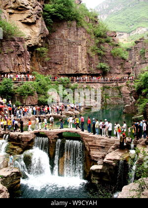 Touristen die Yuntai Mountain geologischen Park in Jiaozuo City besuchen, Zentrale China Provinz Henan, 26. Mai 2007. Stockfoto