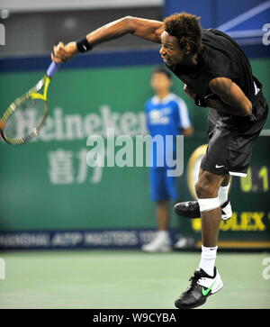 Gael Monfils von Frankreich konkurriert gegen Paul-Henry Mathieu aus Frankreich in der ersten Runde des ATP-Masters 2009 Shanghai 1000 Tennisturnier in Sha Stockfoto