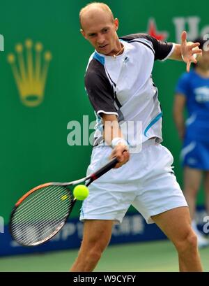 Nikolay Davydenko aus Russland liefert einen Schuß gegen Igor Kunitsyn von Russland in der ersten Runde des ATP-Masters in Shanghai 2009 1000 Tennis Turnier Stockfoto