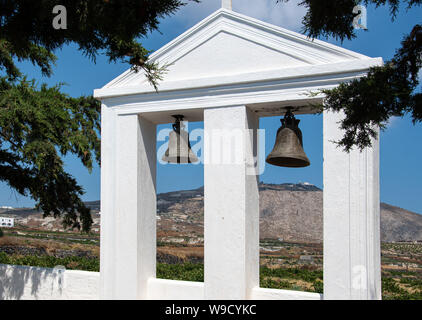 Ein kleiner Glockenturm, der Teil einer privaten Kapelle am Stadtrand von Emporio Stockfoto