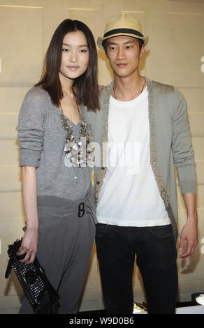 Chinesische Modell Du Juan, Links, wird bei der Eröffnung der Burberry Boutique auf Jinbao-straße in Peking, China gesehen, Donnerstag, 30. April 2009. Stockfoto