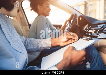 Fahrprüfung. Junge Frau Auto Gefühl unerfahrenen Stockfoto