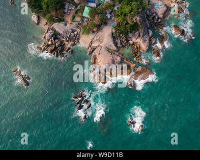 Aerail Blick auf Großvater und Großmutter Felsen Hin Ta Hin Yai - am Ende des Lamai Beach, Koh Samui, Thailand. Stockfoto