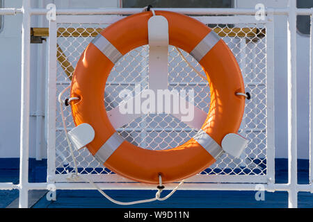 Orange rettungsring an Bord feste ein Passagierschiff Stockfoto