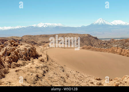 Karge Landschaft mit Sanddünen und geologischen Formationen auf das Tal des Mondes (Valle de la Luna) in der Atacama-Wüste im Norden Chiles Stockfoto