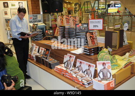 Berühmte Schriftsteller und Dichter. John gartland, Blättern in "Burmesischen Light" bei der Buchvorstellung in Asien Bücher. Bangkok, Thailand: Kraig Lieb Stockfoto