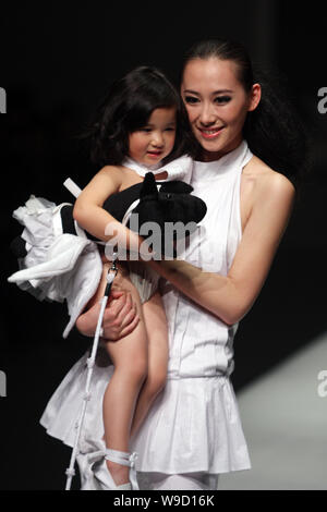 Modelle Kreationen von chinesischen Designer Wei Hua an duoduo Keke Freizeitaktivitäten während der China Fashion Week 2009 in Peking, China, November 9 Verschleiß Stockfoto