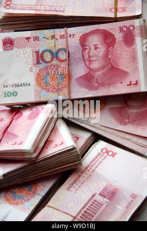 ---- Blick auf Bündel von RMB Yuan Banknoten in Tianjin, China, 23. Mai 2009. China Ministerium der Finanzen wird seine ersten Verkauf von Renminbi - Lautenden machen Stockfoto