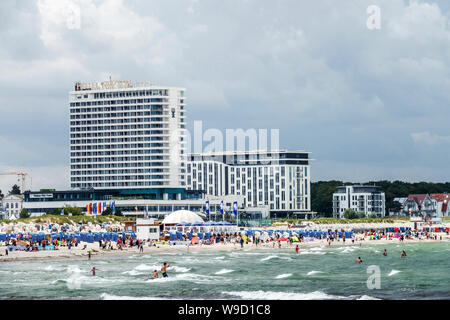 Rostock Deutschland, Menschenmenge am Strand von Warnemunde, Hotel Neptun, Ostsee Sommerurlaub Deutschland Sommerurlaub Stockfoto