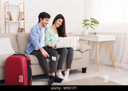 Paar Buchung Hotel online auf Laptop, freier Speicherplatz Stockfoto