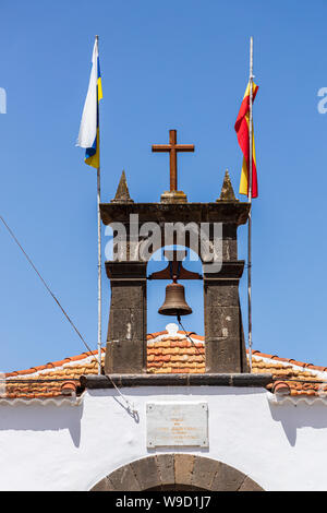 Kanarische und Spanische Flaggen hängen entweder Seite der Glockenturm der Kirche in Tierra Del Trigo, Los Silos, Teneriffa, Kanarische Inseln, Spanien Stockfoto