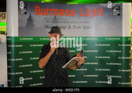 Berühmte Schriftsteller, Tom Vater, liest eine Passage aus "Burmesischen Licht' an der Buchpräsentation & Signing bei Asien Bücher. Bangkok, Thailand: Kraig Lieb Stockfoto