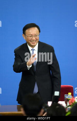 Der chinesische Außenminister Yang Jiechi Wellen zu Journalisten und Reporter nach einer Pressekonferenz in der Großen Halle des Volkes in Peking, China, Sa Stockfoto