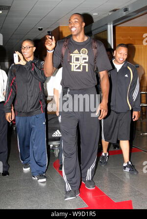 NBA Spieler Dwight Howard von der Orlando Magic, Mitte, und Derrick Rose von den Chicago Bulls, Links, kommen an der Shanghai Pudong International Airpor Stockfoto