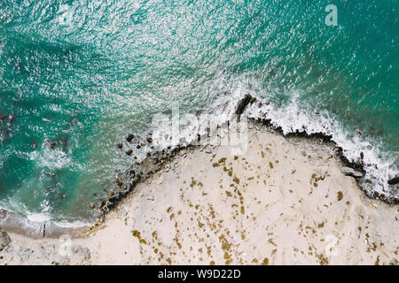 Luftaufnahme von Wellen im Meer und die felsige Küste, Türkei Stockfoto