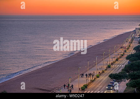 Menschen zu Fuß auf der Promenade SABADELL STRAND BLANES COSTA BRAVA GERONA KATALONIEN SPANIEN Stockfoto