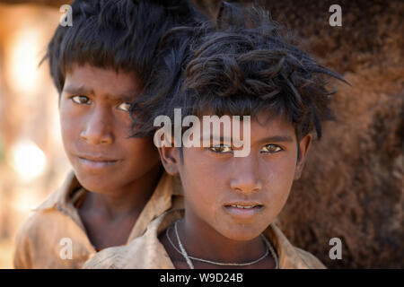 Zigeuner Junge am Pushkar Camel Fair, Rajasthan. Die Messe ist die größte Camel fair in Indien. Stockfoto