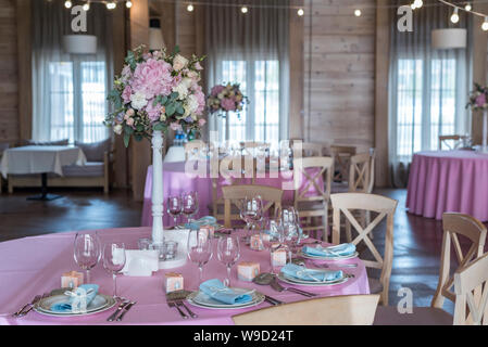 Hochzeitsdekor beim Bankett. Hochzeitsrestaurant mit Blumen dekoriert. Luxuriöse Tischdekoration für Hochzeiten. Spezielle Ereignistabelle eingerichtet. Blumendekor Stockfoto