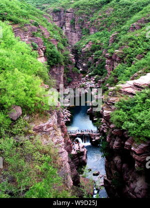 Touristen die Yuntai Mountain geologischen Park in Jiaozuo City besuchen, Zentrale China Provinz Henan, 26. Mai 2007. Stockfoto