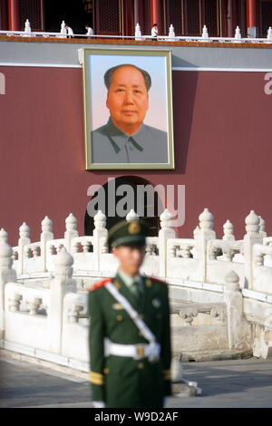 Einem chinesischen paramilitärischen Polizist wacht vor dem himmlischen Podium mit den neu aktualisierten Portrait Malerei von Mao Zedong in Peking, Chi Stockfoto