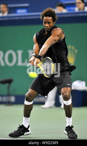 Gael Monfils von Frankreich konkurriert gegen Paul-Henry Mathieu aus Frankreich in der ersten Runde des ATP-Masters 2009 Shanghai 1000 Tennisturnier in Sha Stockfoto