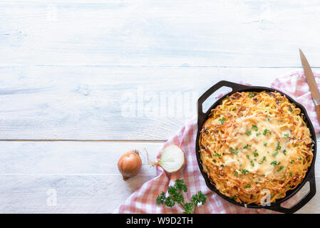 Bayerischen Käse Spätzle, ein traditionelles Oktoberfest Teller Nudeln mit Ei, Käse, gebratenen Zwiebeln und Speck. Flach der Deutschen Ernährungsindustrie Stockfoto