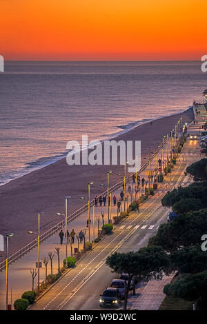 Menschen zu Fuß auf der Promenade SABADELL STRAND BLANES COSTA BRAVA GERONA KATALONIEN SPANIEN Stockfoto