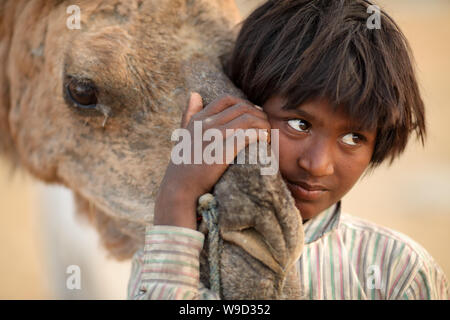 Zigeuner Junge am Pushkar Camel Fair, Rajasthan. Die Messe ist die größte Camel fair in Indien. Stockfoto