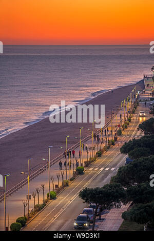 Menschen zu Fuß auf der Promenade SABADELL STRAND BLANES COSTA BRAVA GERONA KATALONIEN SPANIEN Stockfoto